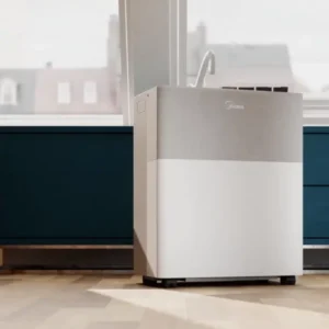 Midea PortaSplit installé à la fenêtre, unité extérieure suspendue (visuel constructeur)